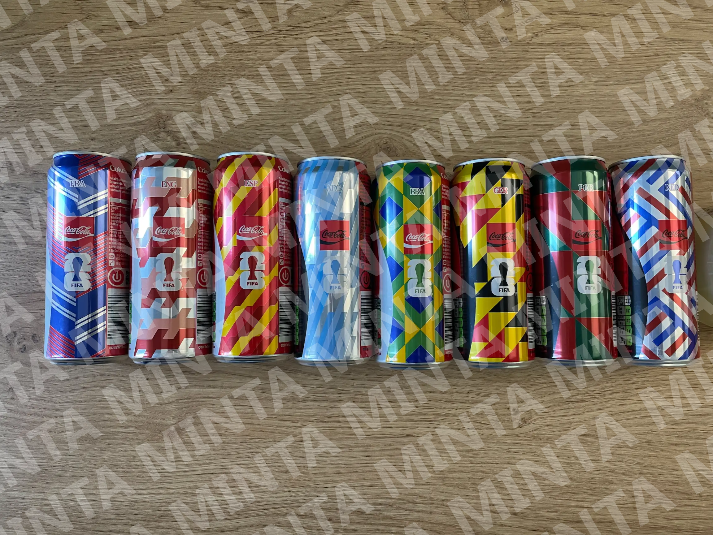 8 Coca-Cola doboz limitált országzászlós dizájnnal