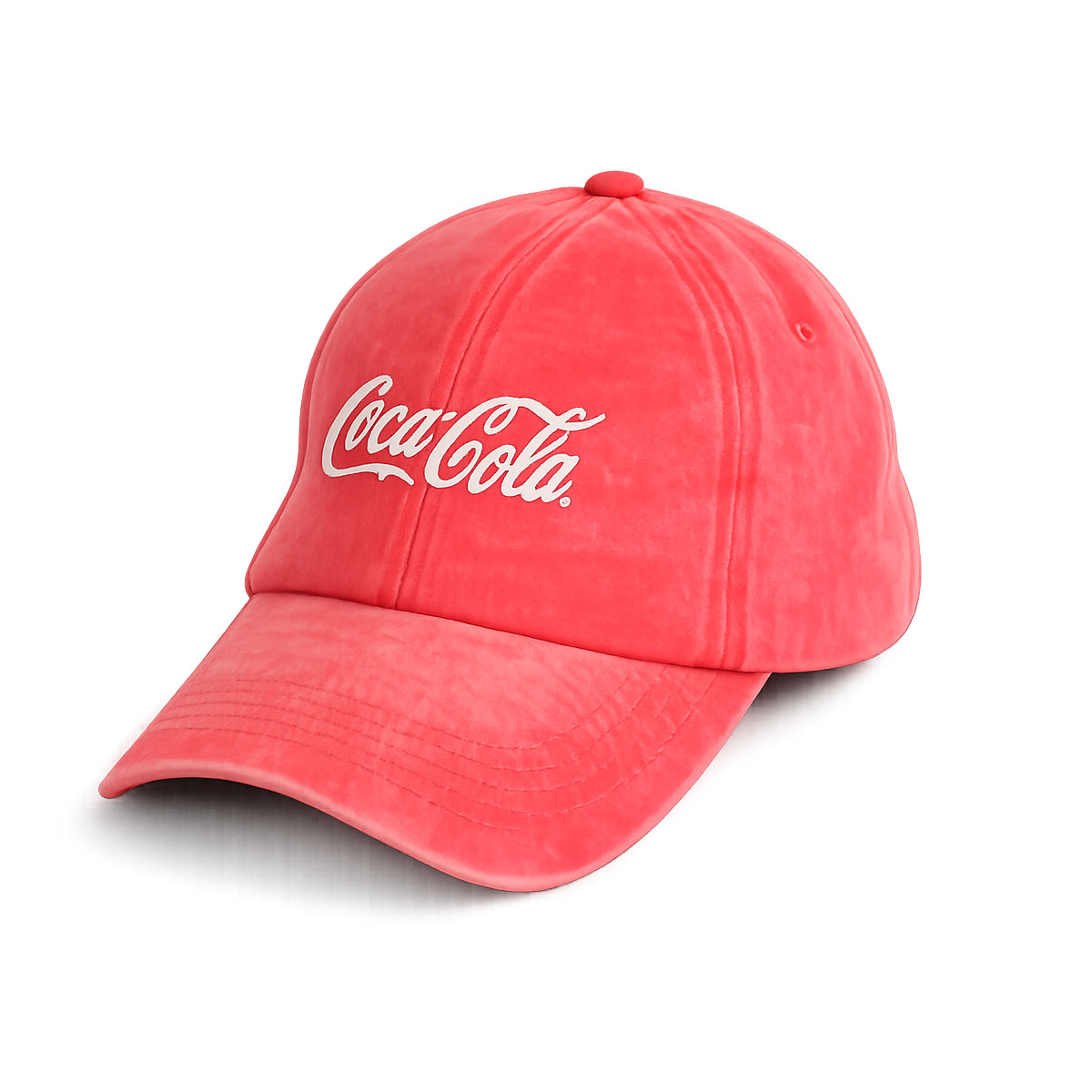 Piros Coca‑Cola baseball sapka fehér logóval, ívelt napellenzővel.