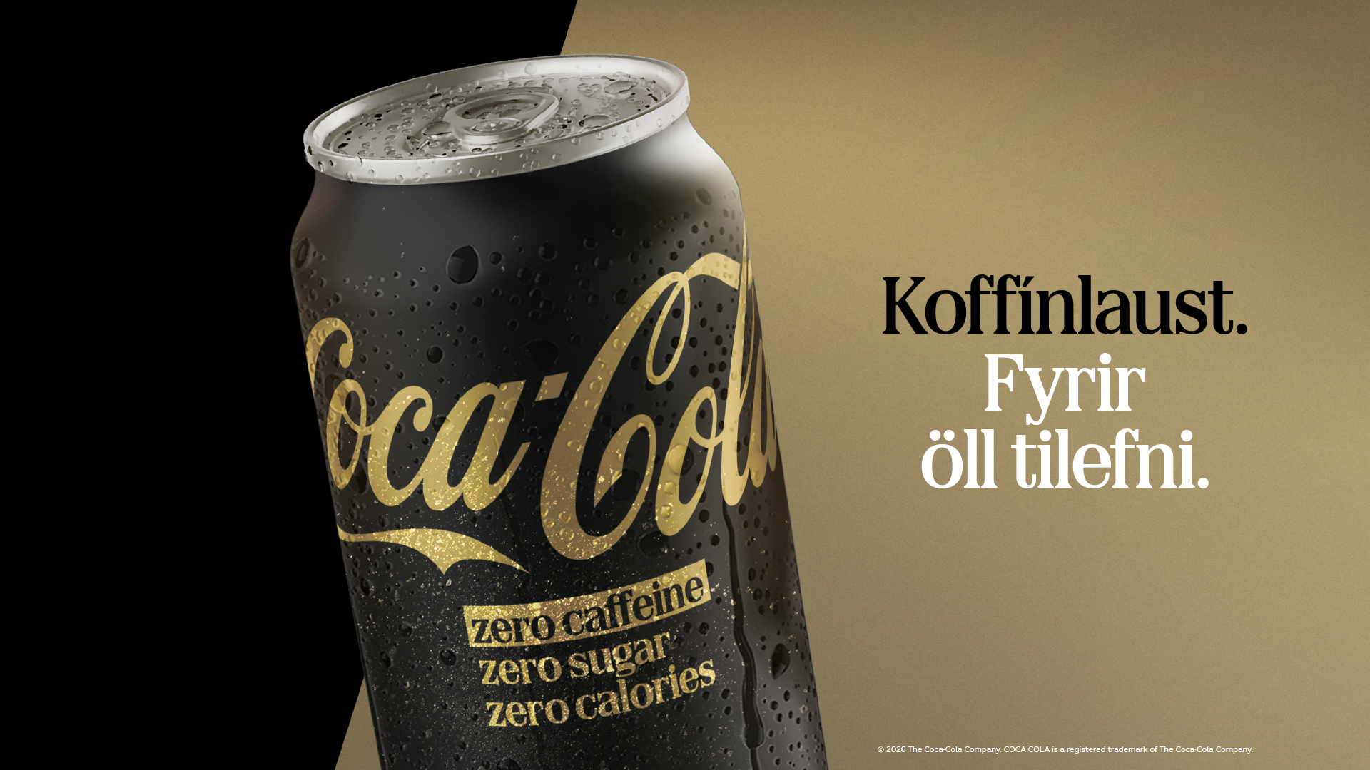 Auglýsing fyrir Coca-Cola með svörtum dós með gylltu merki og textanum „Koffínlaust. Fyrir öll tilefni.“ á ljósbrúnum bakgrunni.