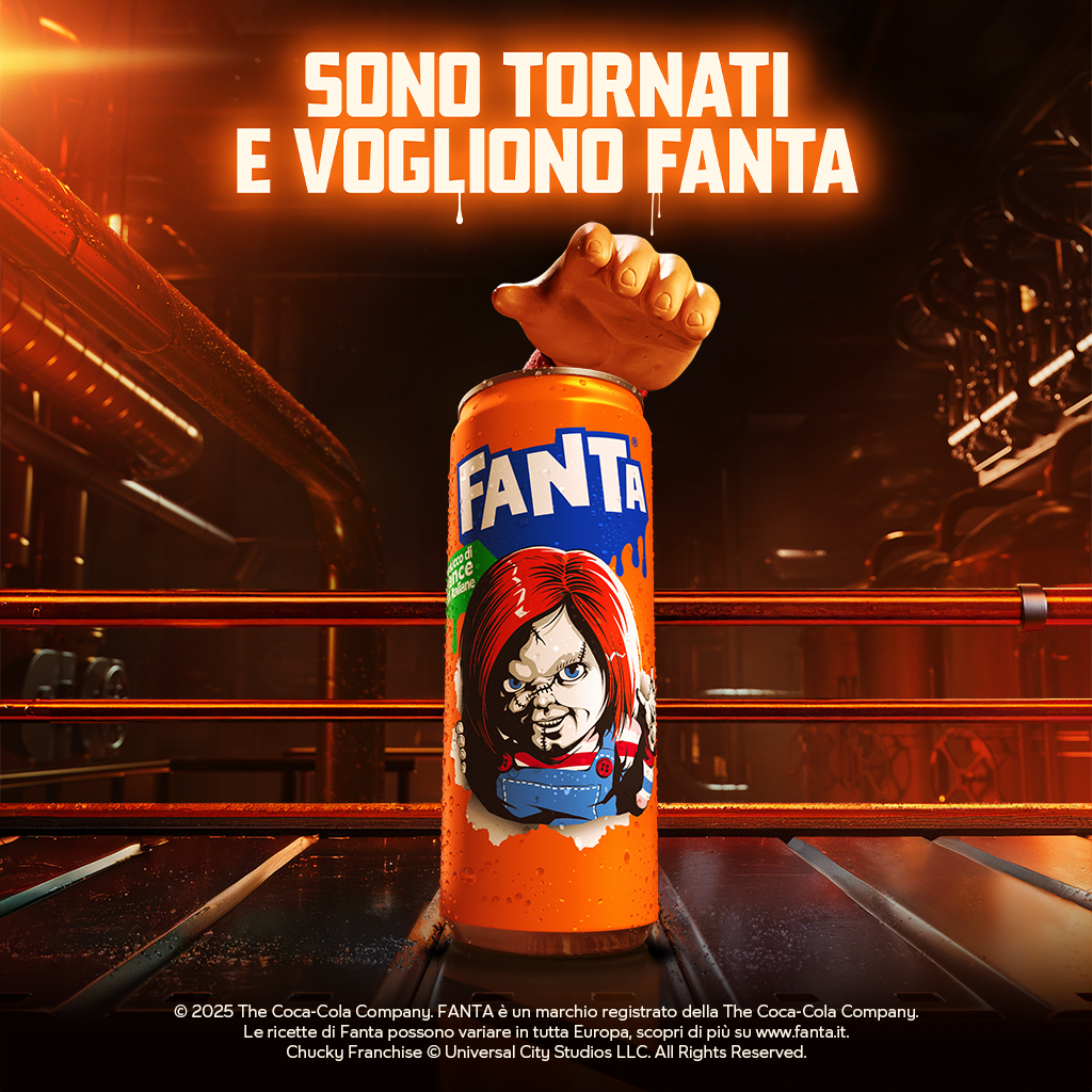 Sono tornati e vogliono Fanta slogan con la lattina di Fanta e una mano sopra in una fabbrica industriale