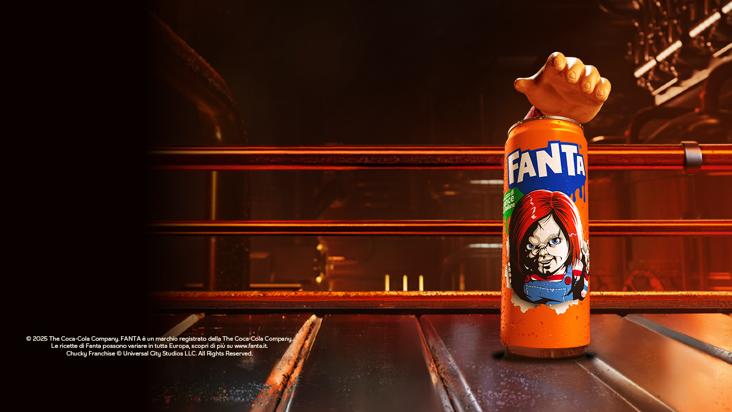 La mano di Chucky, il personaggio de "La bambola assassina", che si allunga per prendere la nuova lattina di Fanta Chucky