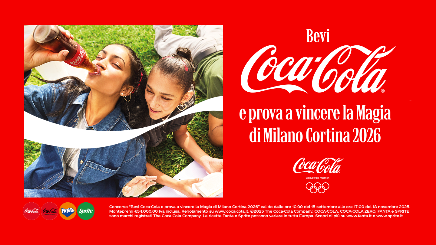 Ragazzi universitari che bevono Coca-Cola con slogan Bevi Coca-Cola e prova a vincere la Magia di Milano Cortina 2025