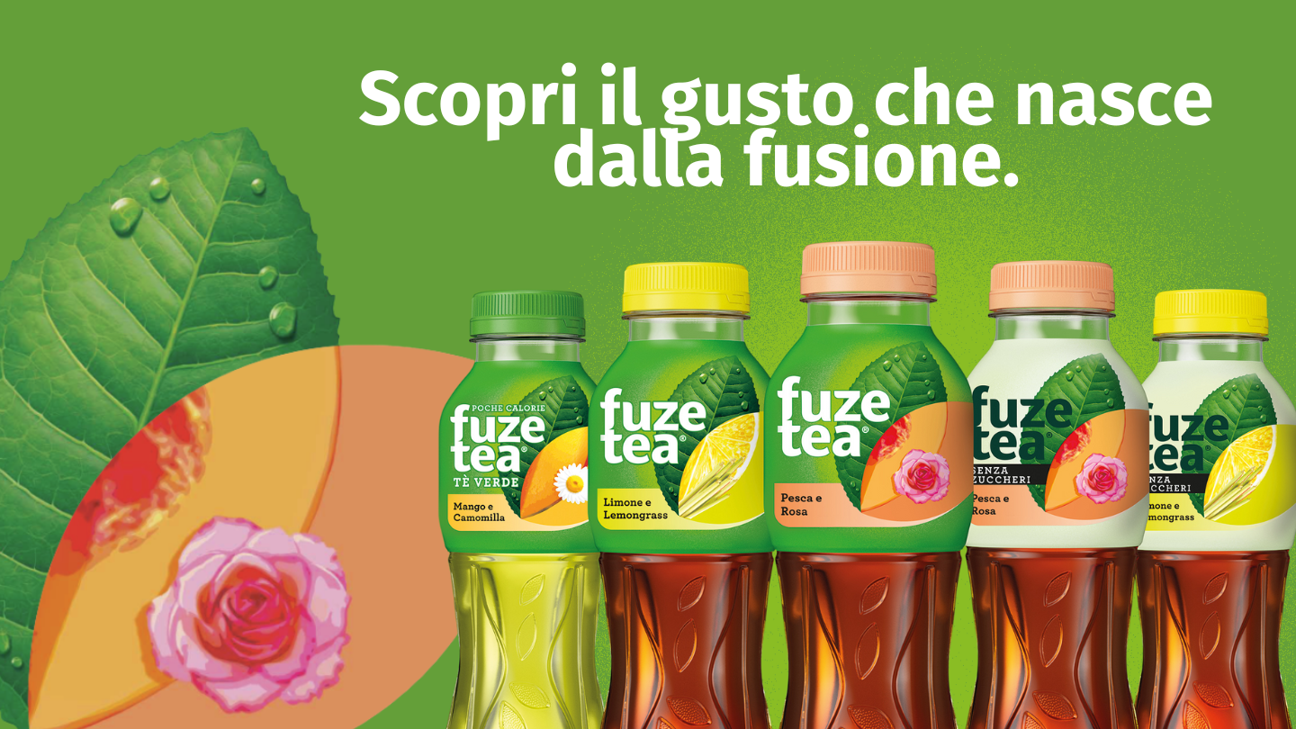 Tre bottiglie di Fuze Tea nei gusti Mango e Camomilla, Pesca e Rosa, e Limone e Lemongrass su sfondo verde con la scritta “Scopri il gusto che nasce dalla fusione.”