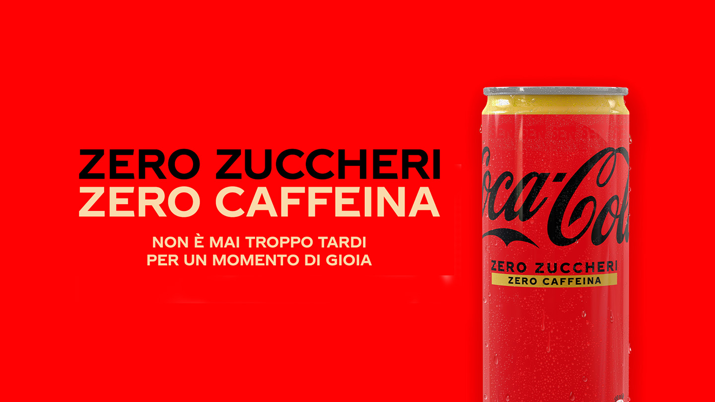 Una lattina di Coca-Cola Zero Zuccheri Zero Caffeina su sfondo rosso.