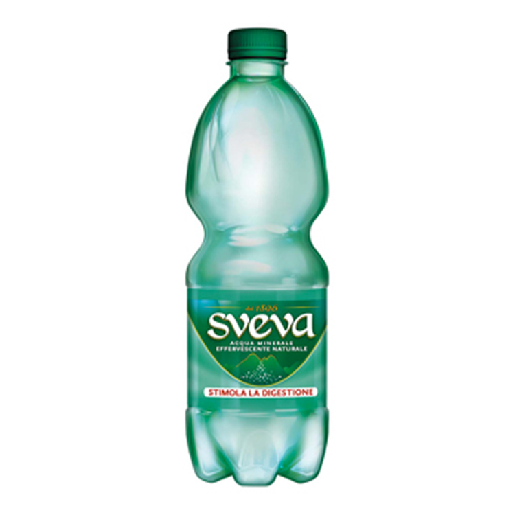 Una bottiglia di acqua Sveva.