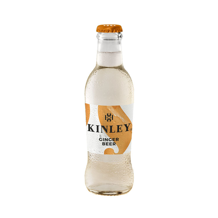Una bottiglia di Kinley Ginger Beer Taste.