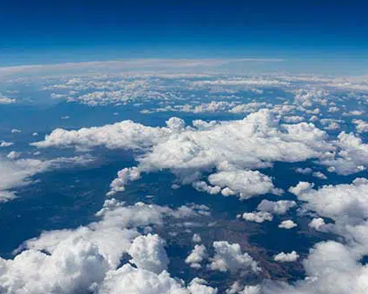 Immagine della Terra con nuvole vista dallo spazio.