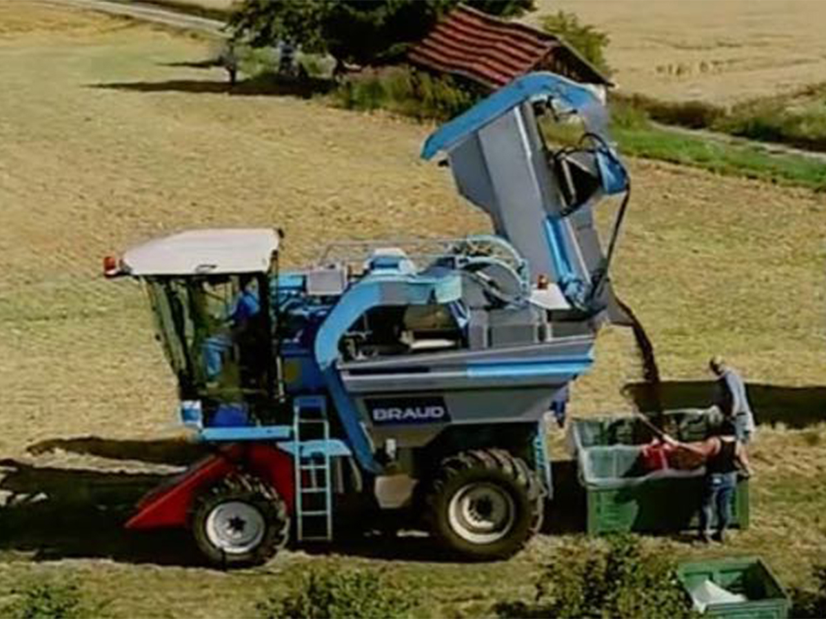 Veicoli agricoli utilizzati per attività agricole che attraversano un campo