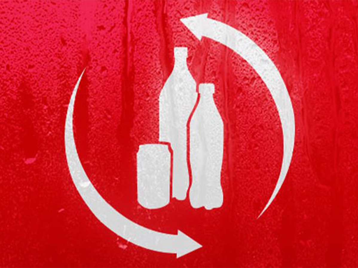 Illustrazione del logo Coca-Cola con simbolo del riciclaggio