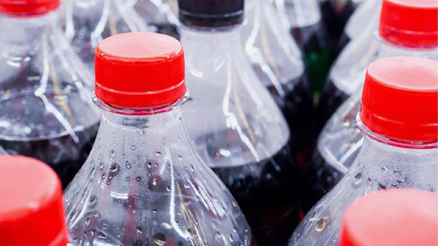 Colli di bottiglie di Coca-Cola in plastica.
