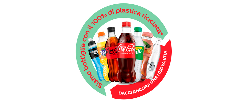 Sette bottiglie delle bevande di The Coca-Cola Company all'interno di un simbolo con messaggio che invita al riciclo.