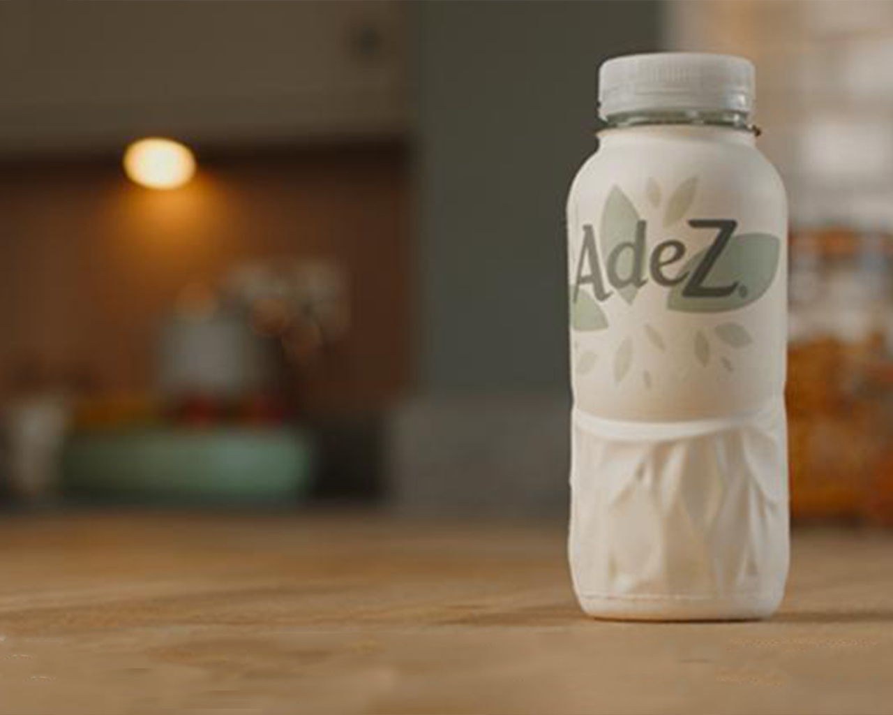 Bottiglia di AdeZ in carta sul bancone di una cucina.