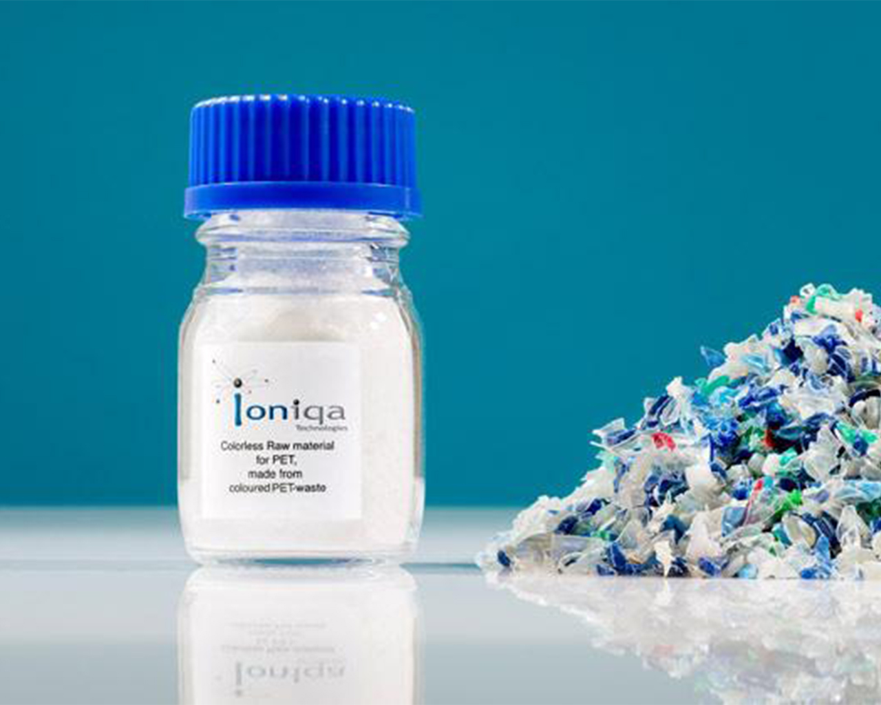 Flacone di ioniqa con accanto piccoli pezzi di plastica accumulati.