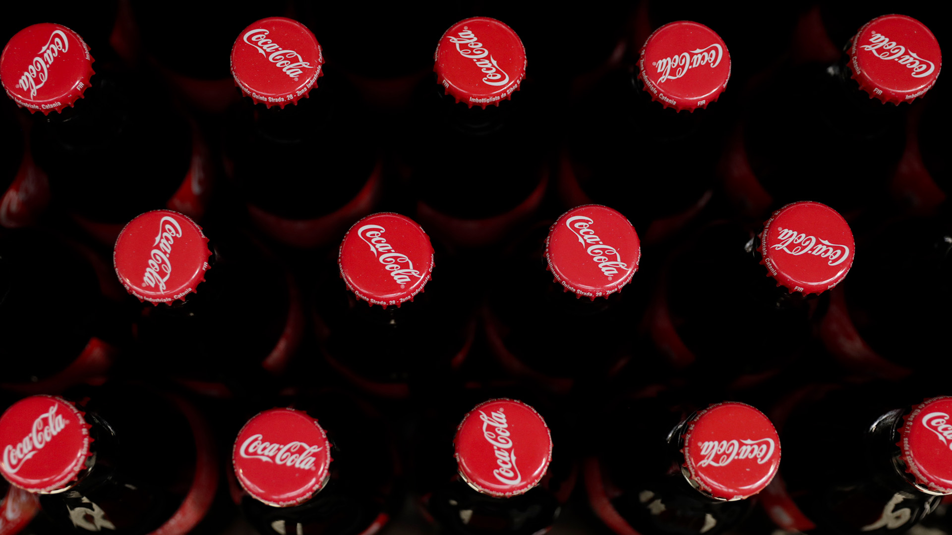 Tappi di metallo rossi Coca-Cola con logo bianco