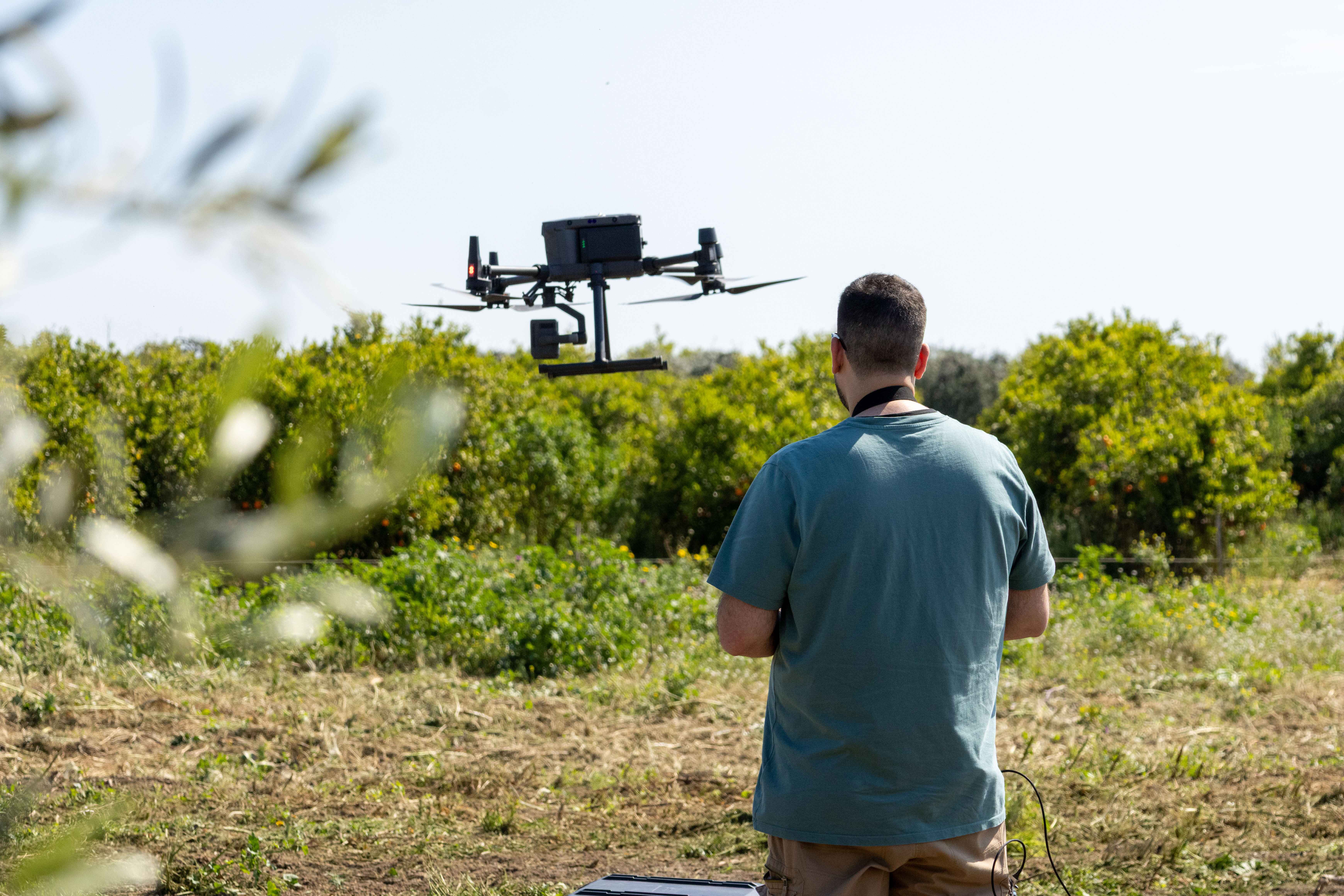 Un uomo con un drone d'acqua