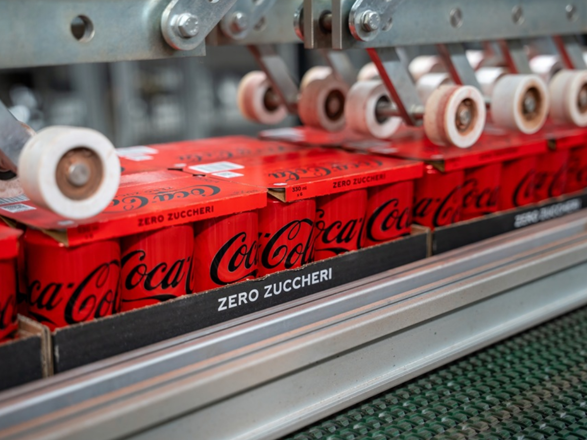 Lattine di Coca-Cola in produzione