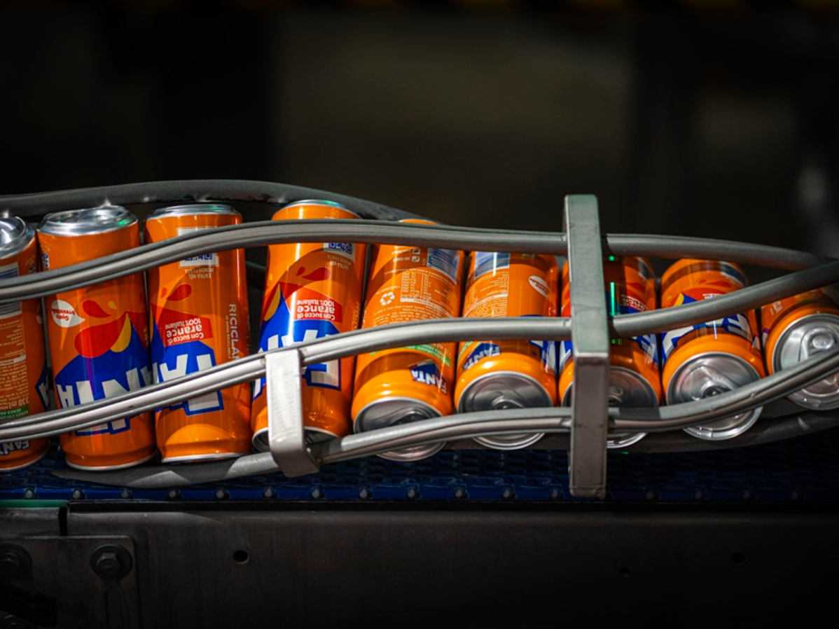 Lattine di Fanta in produzione