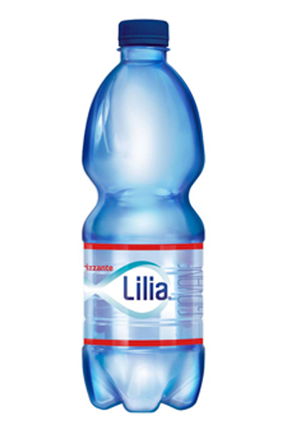 Una bottiglia di acqua Lilia frizzante.