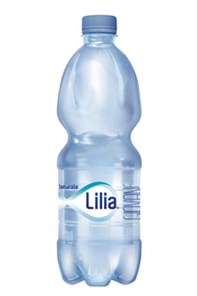 Una bottiglia di acqua Lilia.