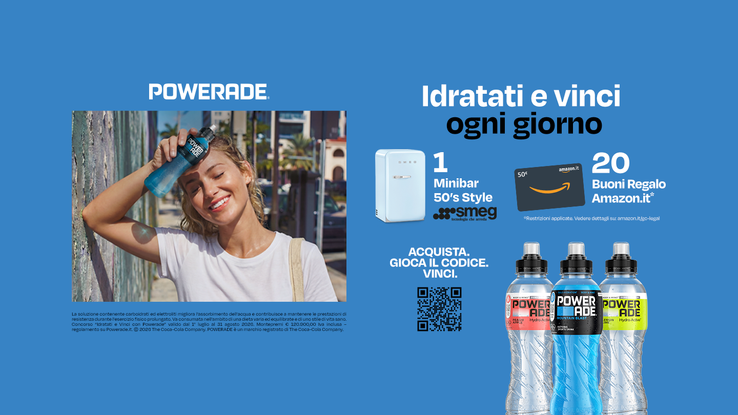Idratati e vinci con Powerade bottiglie di powerade e ragazza che beve