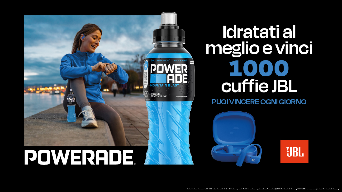 idratati al meglio e vinci 1000 cuffie jbl donna post corsa che guarda l'orologio bottiglia powerade e cuffie jbl