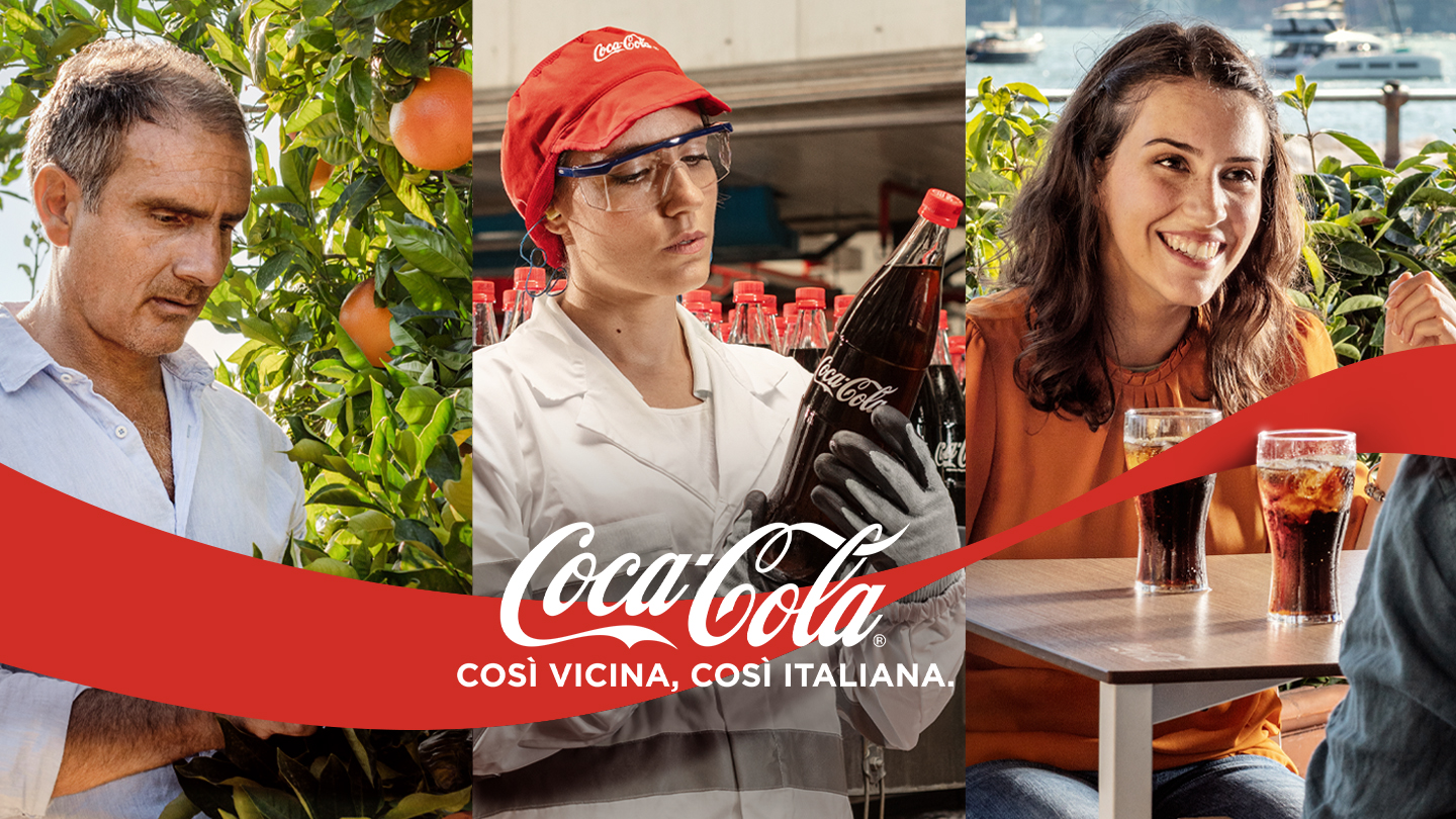Bottiglia di Coca-Cola con all'interno il volto di una ragazza e con un balcone italiano sullo sfondo.