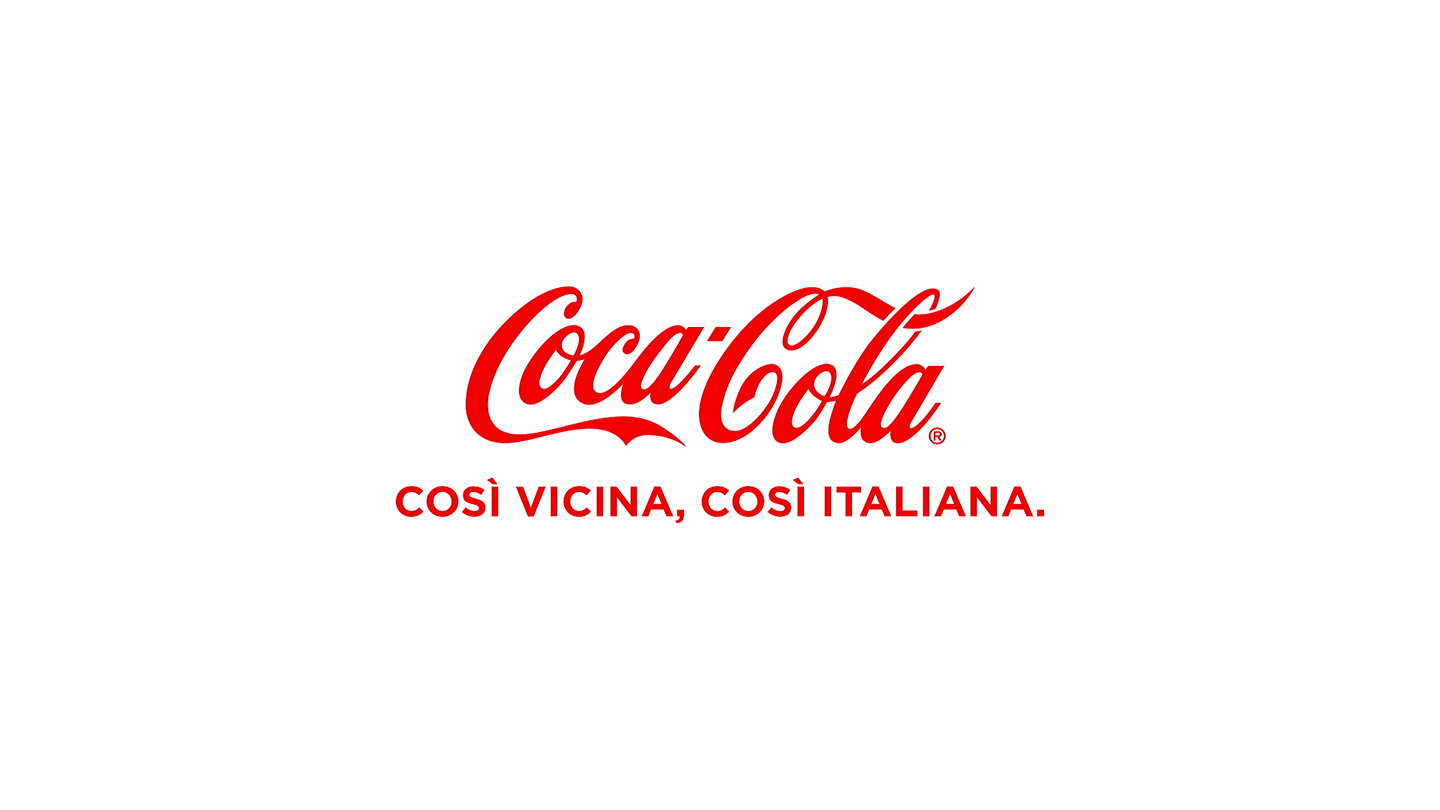 Bottiglia di Coca-Cola con all'interno il volto di una ragazza e con un balcone italiano sullo sfondo.