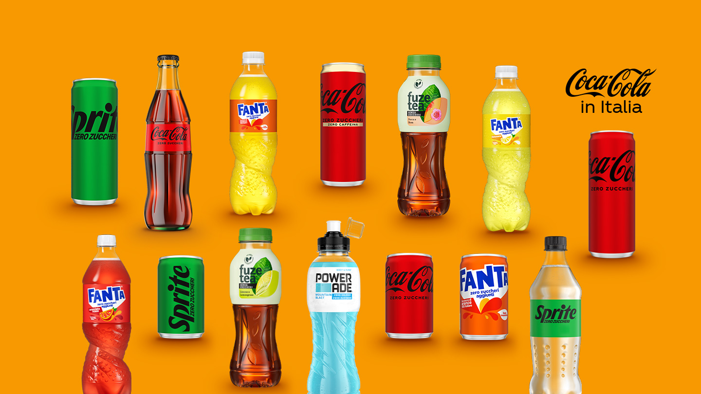 Varie bevande Coca-Cola, tra cui Coca-Cola, Fanta, Sprite, Fuze Tea e Powerade, disposte su sfondo arancione con la scritta “Coca-Cola in Italia.”