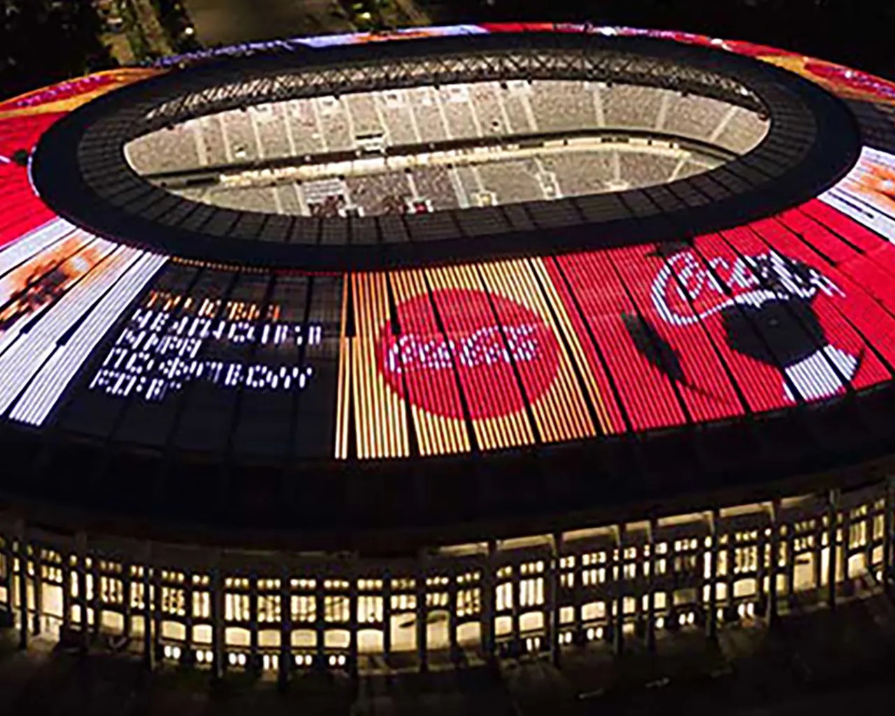 コカ・コーラのロゴが照らされたトップスタジアムのプレイフィールド