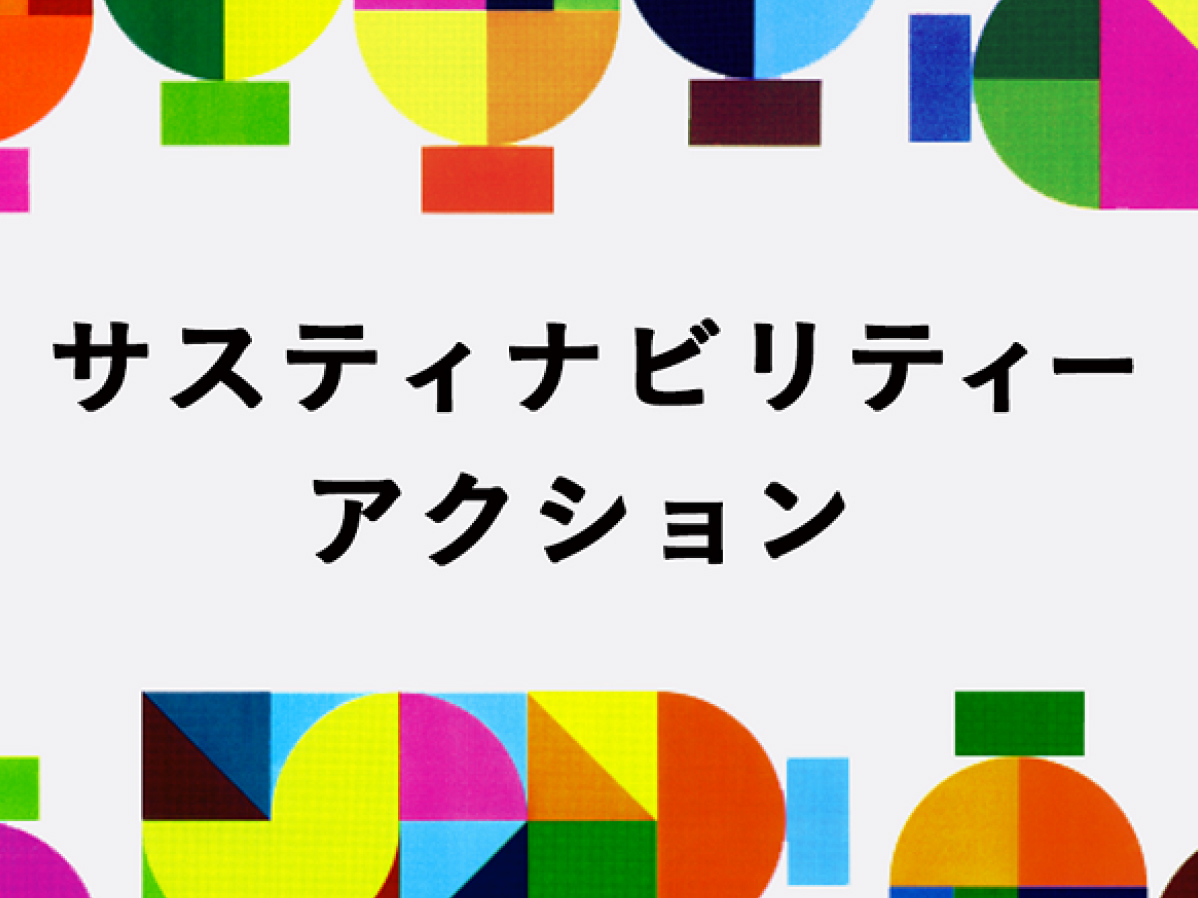 コカ・コーラドリンクを飲みながら会話を楽しむ元気な若者たち