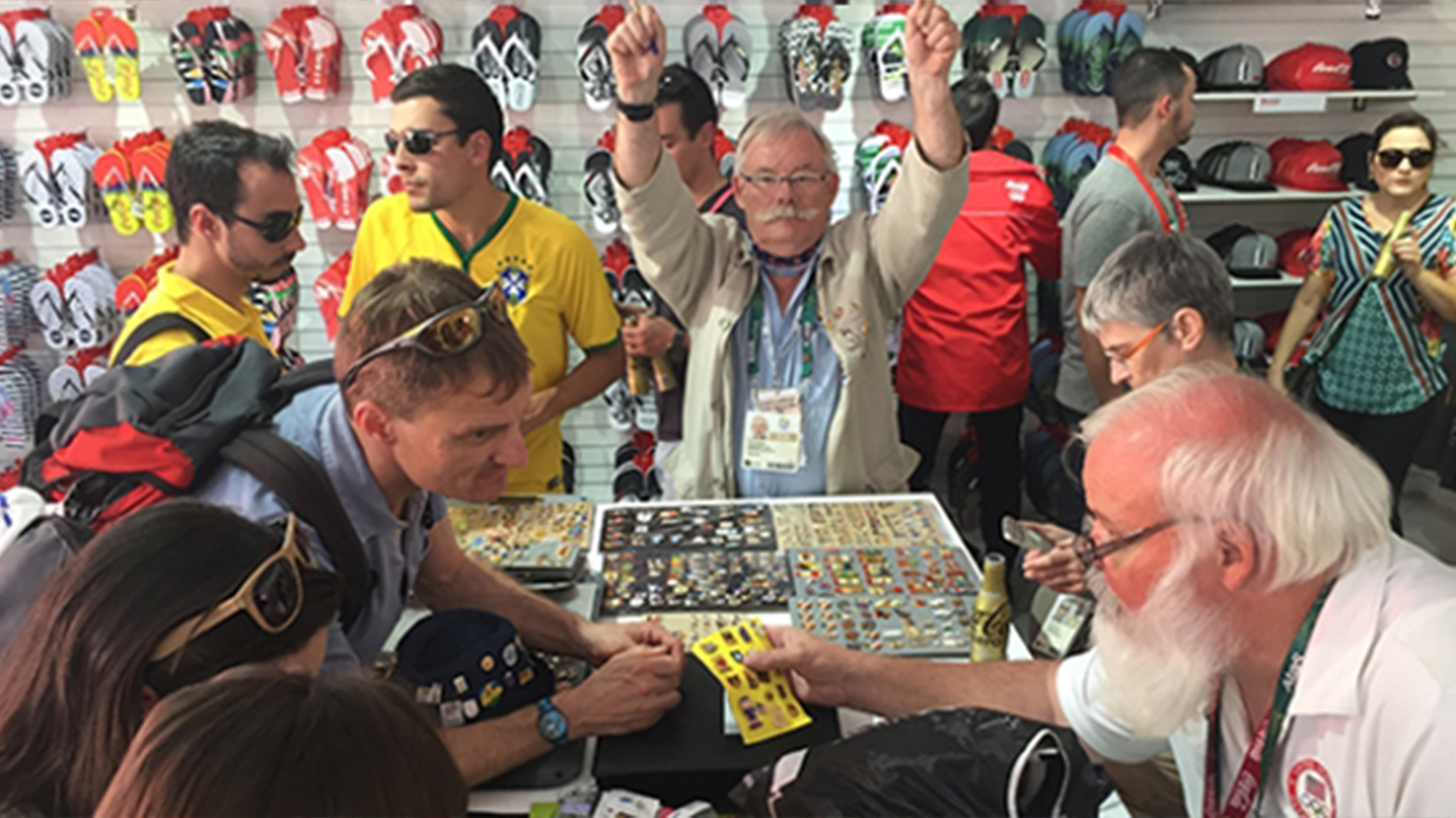 リオデジャネイロ2016大会の選手村に設置された「コカ・コーラ」パビリオン内で ピントレーディングに興じるコレクター