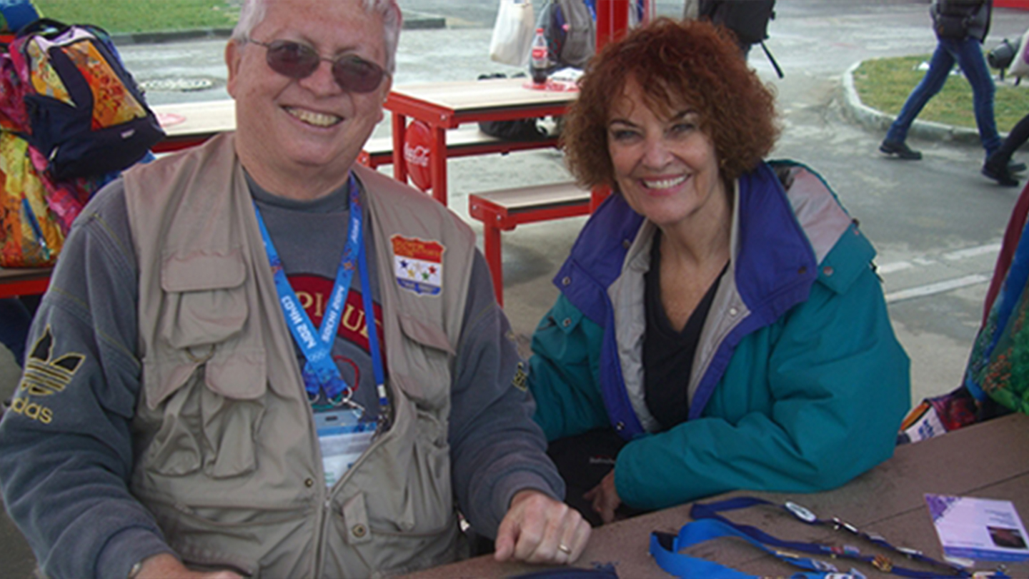 パム・リッツ（右）とオリンピン・コレクターズ・クラブ会長のドン・ビグズビー ソチ2014大会にて