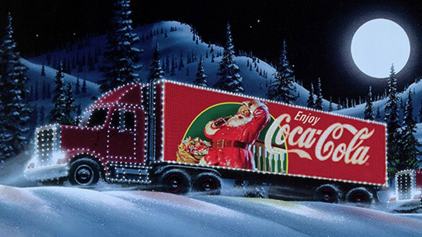 月夜に雪道を走るコカ・コーラのトレーラートラック