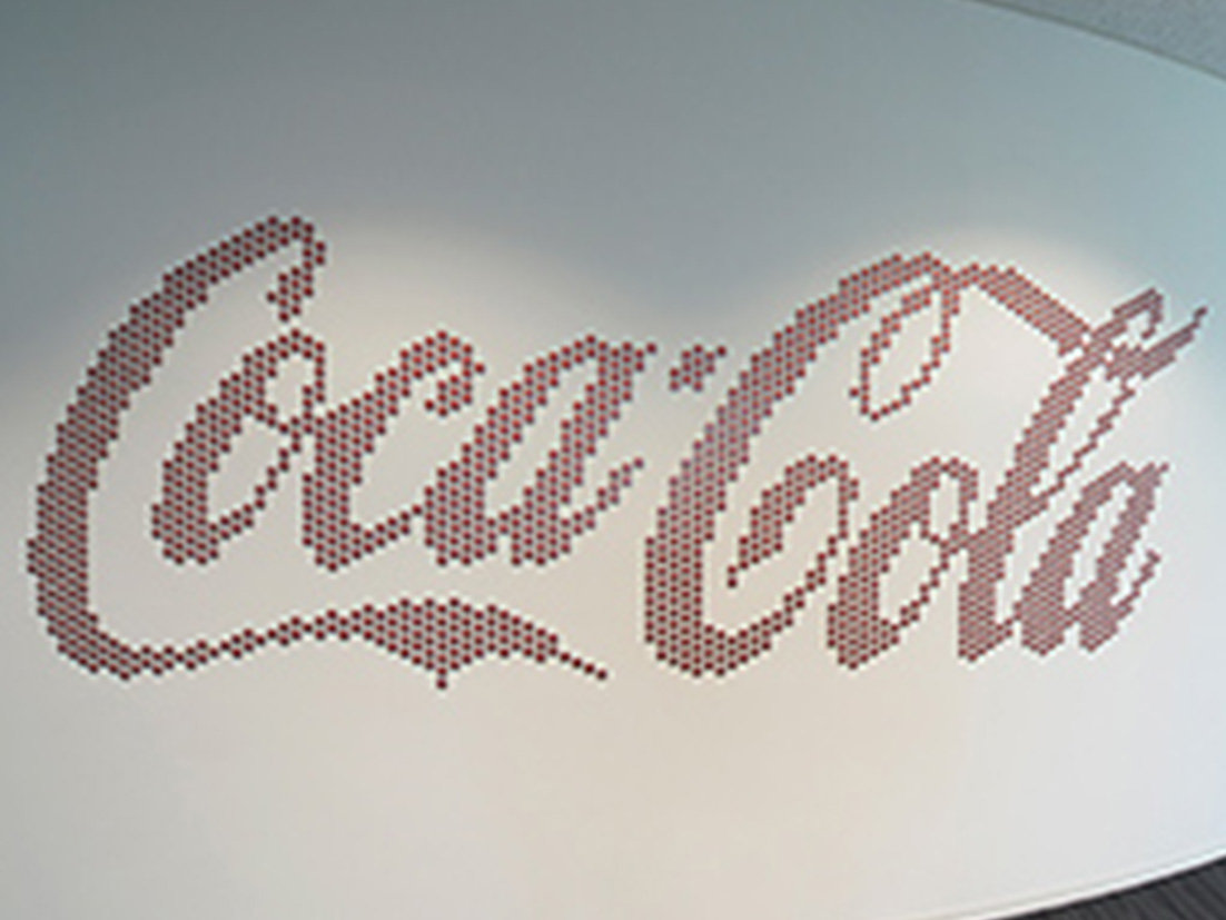 壁に描かれたコカ・コーラのロゴ