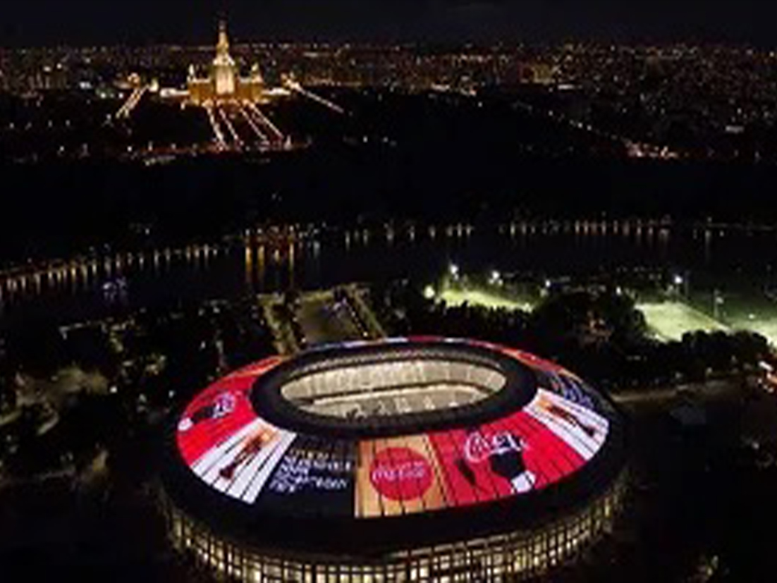 ライトアップされたスタジアムの空撮写真