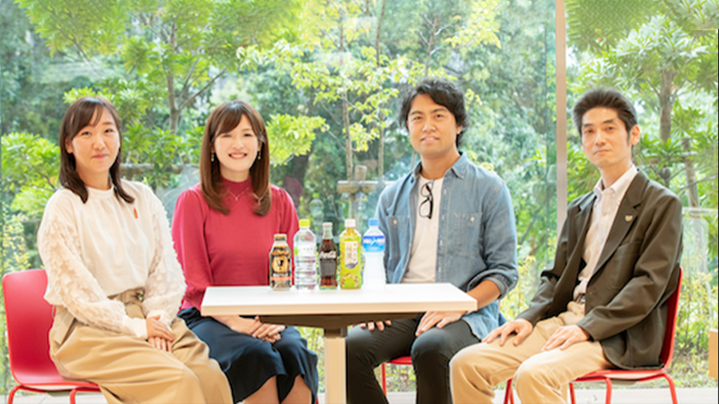  日本コカ･コーラオリンピック専門チーム4人が椅子に腰かけている全身写真