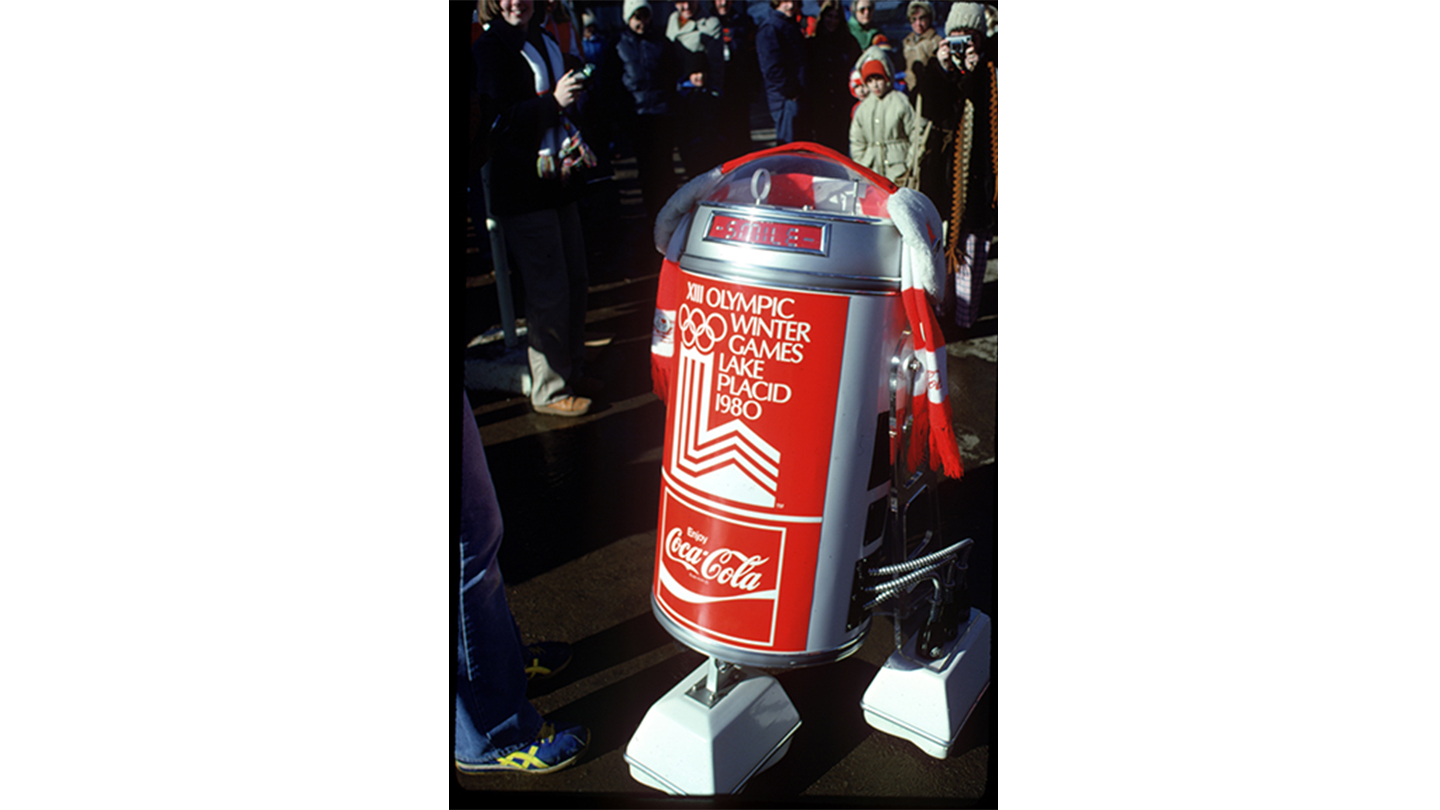 ザ コカ･コーラ カンパニーによる世界初のフィギュアスケーティングロボット"Kobot“ （レークプラシッド1980）