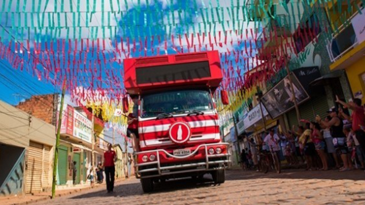 オリンピック聖火リレーを先導するコカ･コーラ社のトラック （リオ2016）