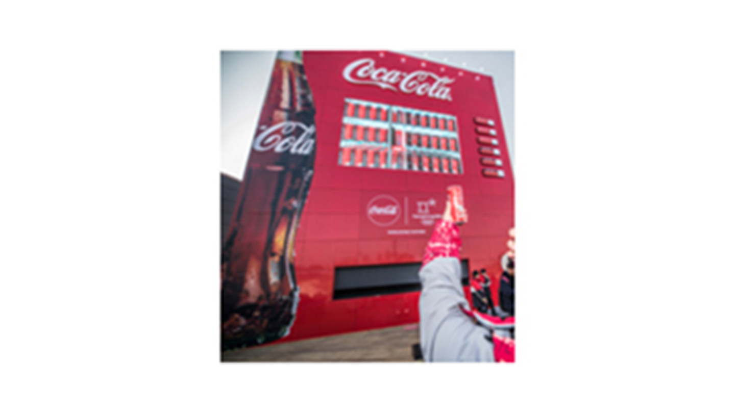 イベント会場には巨大な「コカ･コーラ」の自動販売機が登場 （平昌2018）
