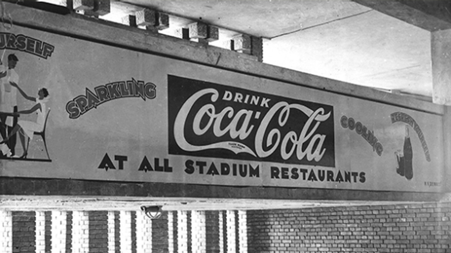 白黒写真のコカ・コーラの看板