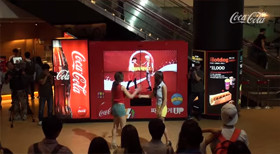 ムービーを映すコカ・コーラの自販機とダンスする人達