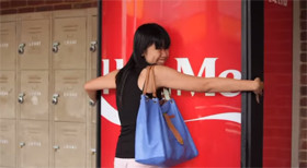 コカ・コーラの自販機をハグする女性
