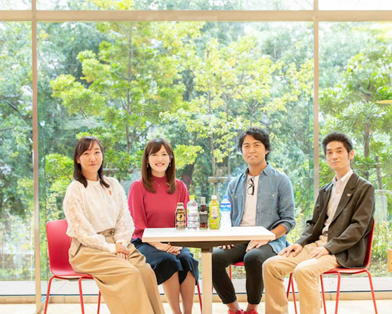 コカ・コーラ社の東京2020チーム4人の写真