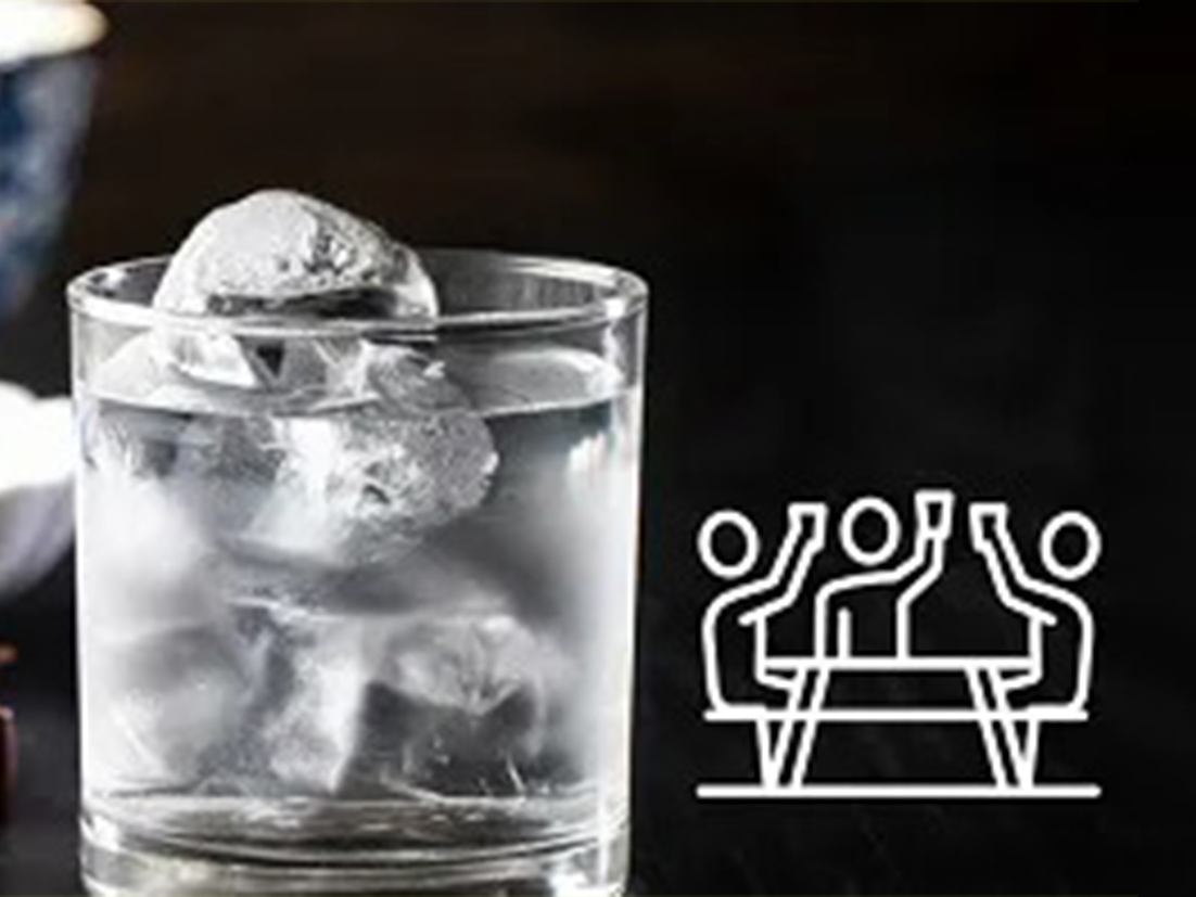 食事と氷の入ったグラス、乾杯する3人の絵