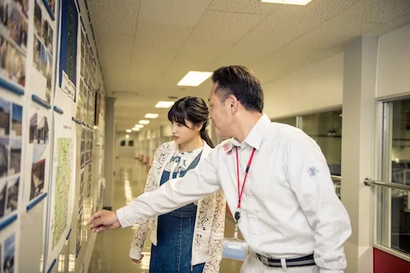 みちのくコカ・コーラボトリング株式会社花巻工場の片谷工場長が説明