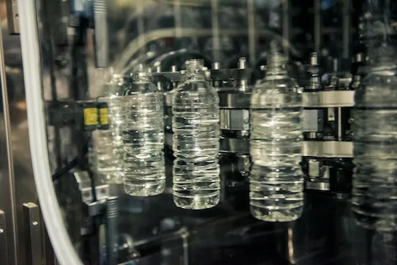 ペットボトルに「い・ろ・は・す」の天然水が充填される様子