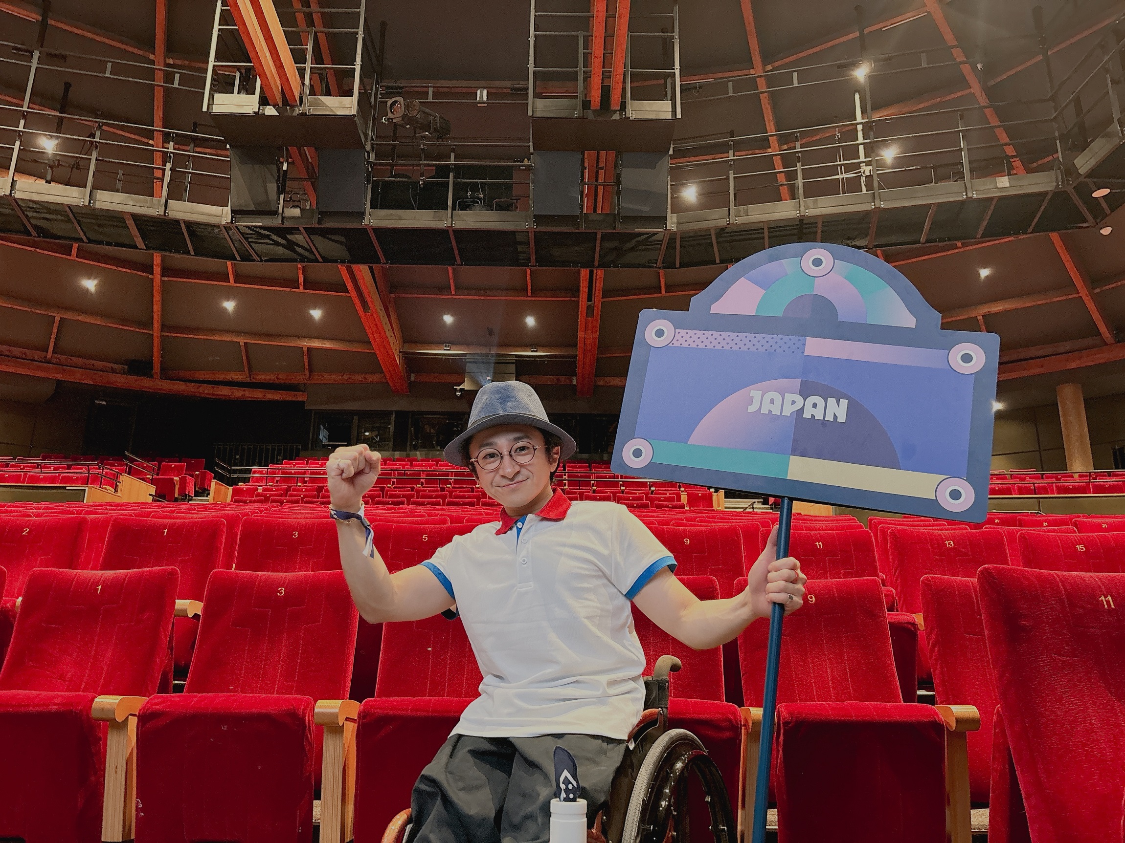 写真:垣内さんがプラカードを持ってポーズしている様子