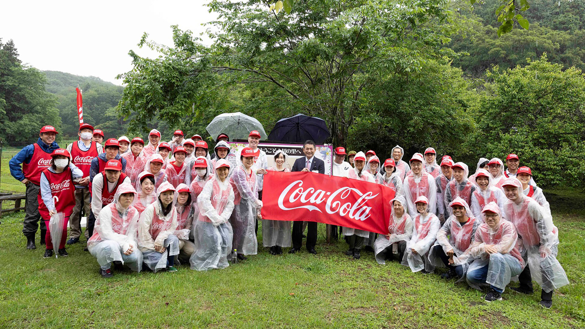 八王子市長とコカ・コーラ社員のグループ写真