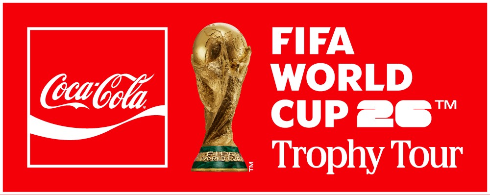 코카-콜라와 함께하는 FIFA 월드컵 트로피 투어를 상징하는 이미지. 좌측엔 코카-콜라 로고, 중앙엔 FIFA 월드컵 오리지널 트로피, 오른쪽에 'FIFA 월드컵 26 트로피투어' 텍스트가 적혀있다.