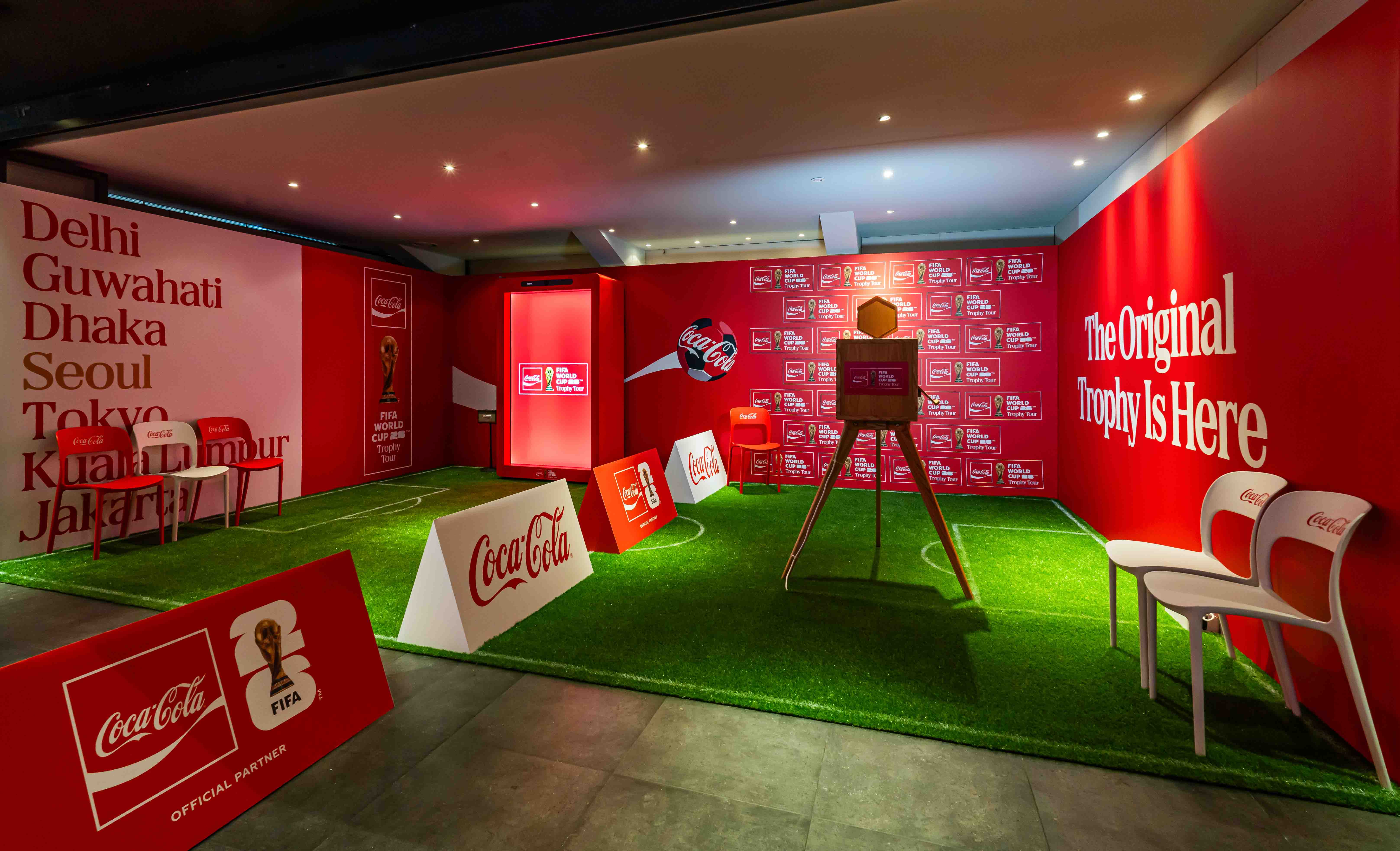 26 FIFA 월드컵 트로피 투어 소비자 이벤트 행사장에 마련된, 푸른 잔디로 꾸며진 코카-콜라 포토존